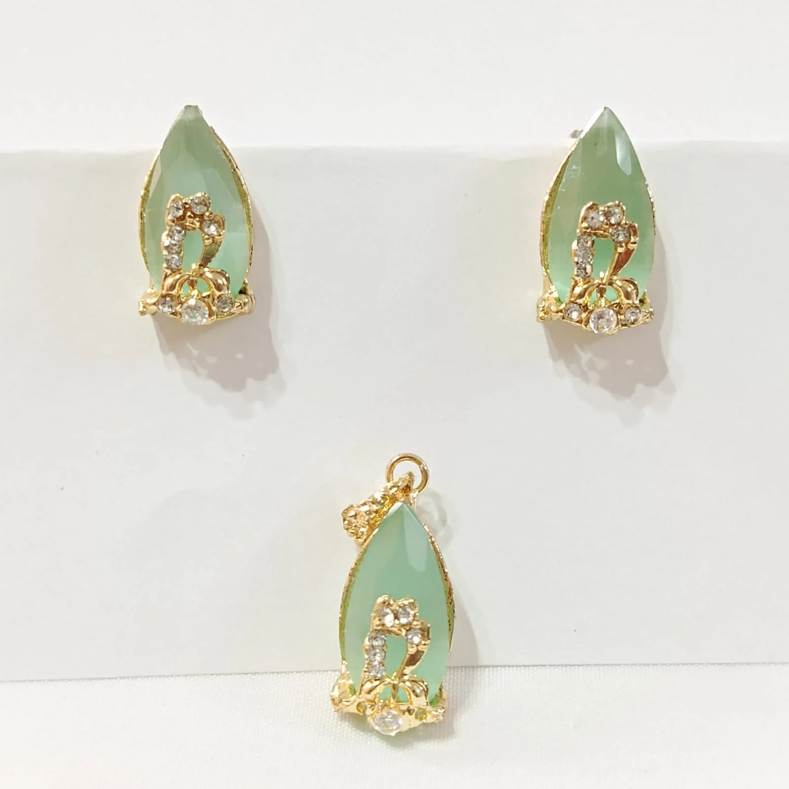 Emerald Teardrop Set – Pendant & Earrings product photo