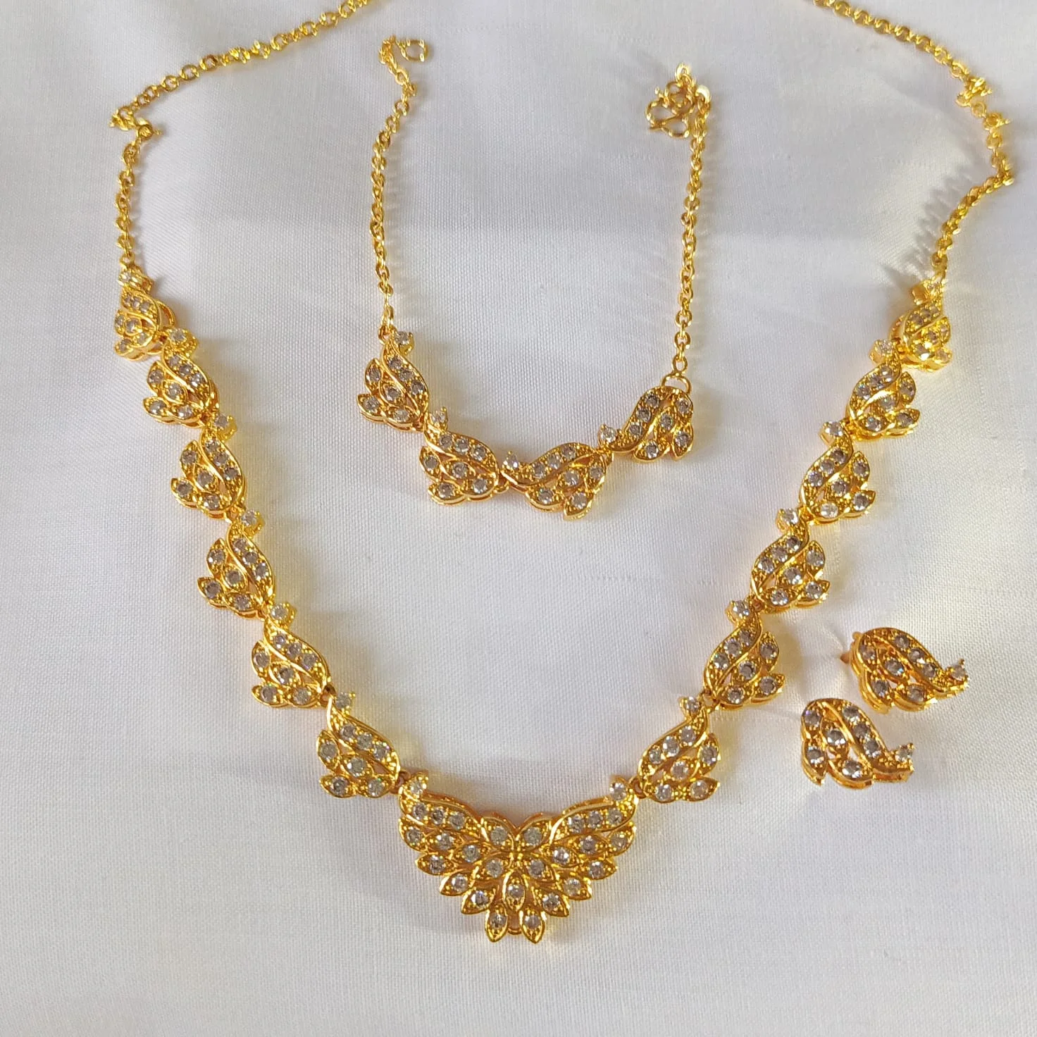 Radiant Leaf Motif Jewelry Set - Image 2