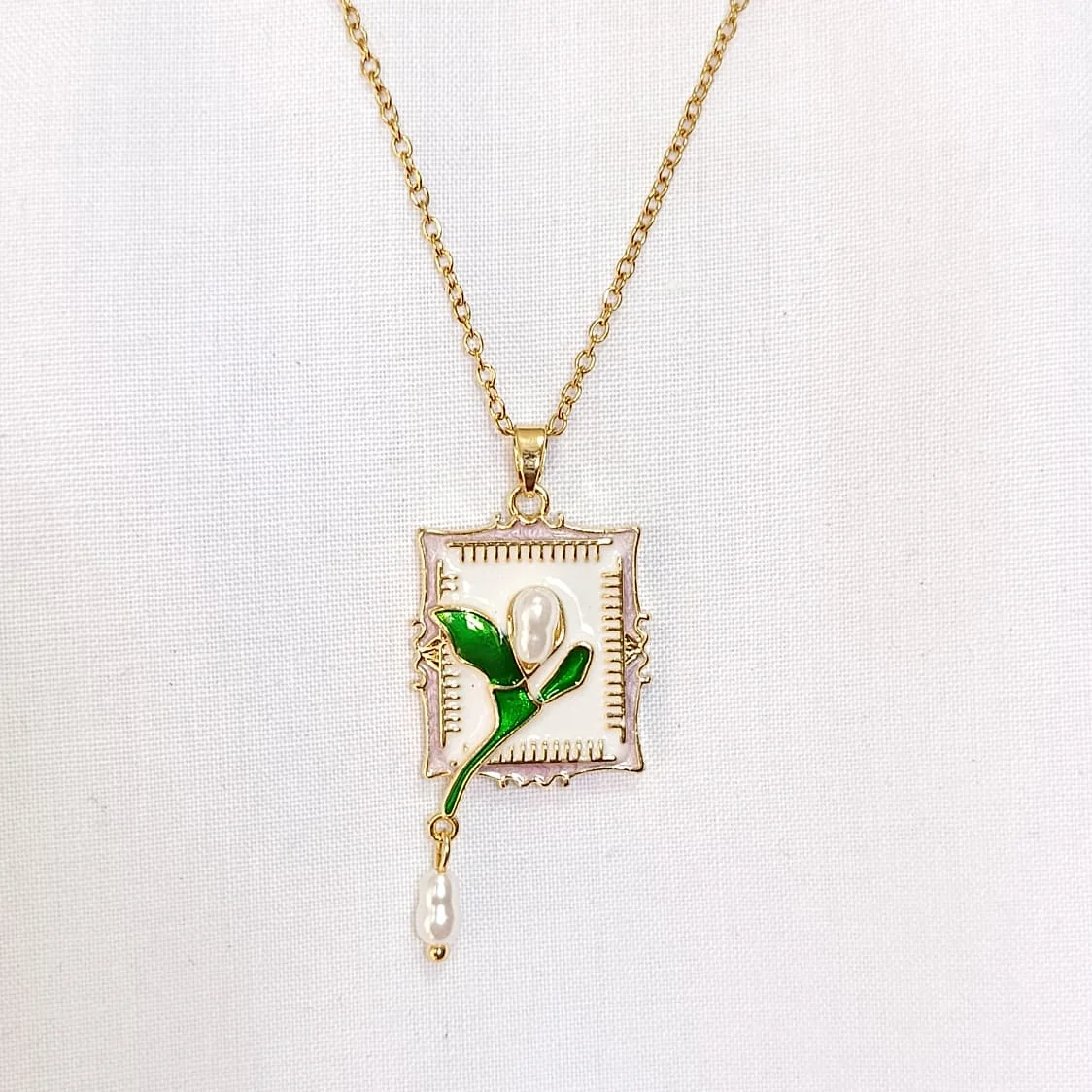 White Flower Pendant necklace product photo